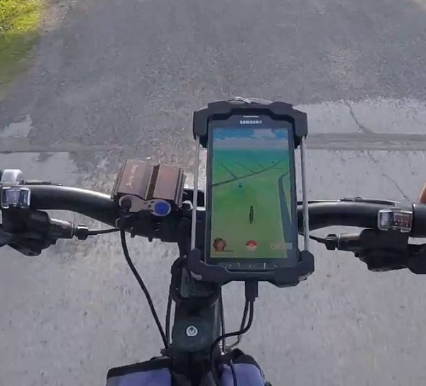 jugar Pokemon Go con Bicicleta o Patineta